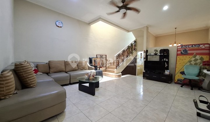 Only a Walk to Hermina Hospital & Daan Mogot Mall, For Rent: New Daan Mogot Raya House in Bedugul Cluster, 2 Stories Fully Furnished Ready to Live In, Parking Area Fits 2 Cars Flood-Free Area, Wide Road Row West Jakarta