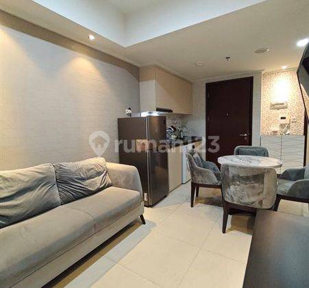 Selangkah Ke Mall Green Sedayu, Fasilitas Kolam Renang, Playground untuk anak-anak, GYM, Supermarket, ATM Center, Fitness Center, Taman, Track Jogging, Tempat Parkir, Keamanan 24 jam dengan CCTV di setiap lantai, Disewakan 3BR Apartemen Green Sedayu Furni 2