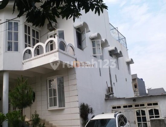 Rumah Hook 3 Lantai Modern Classic Mediterranean - Komplek Telkom, Dekat Tebet & Kokas, Fasilitas Taman bermain, Lapangan olahraga / futsal, Gerbang kompleks dengan pemantauan 24 jam, Taman kecil & ruang hijau, Balai warga / pos RW Jakarta Selatan