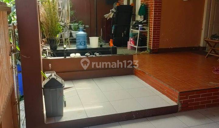 2 Rumah cantik di komplek perumahan, depannya Taman 1