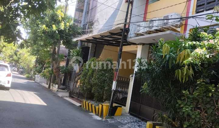 Active Men's Boarding House in Semolowaru Indah Near University and Business Center 2