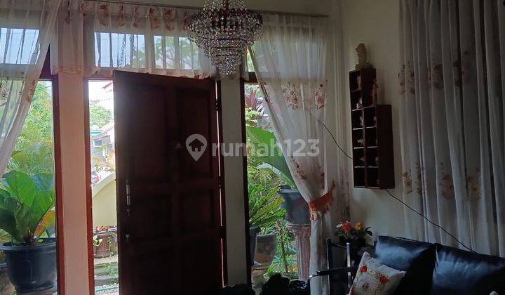 ruang tamu dijual rumah 2 lantai di