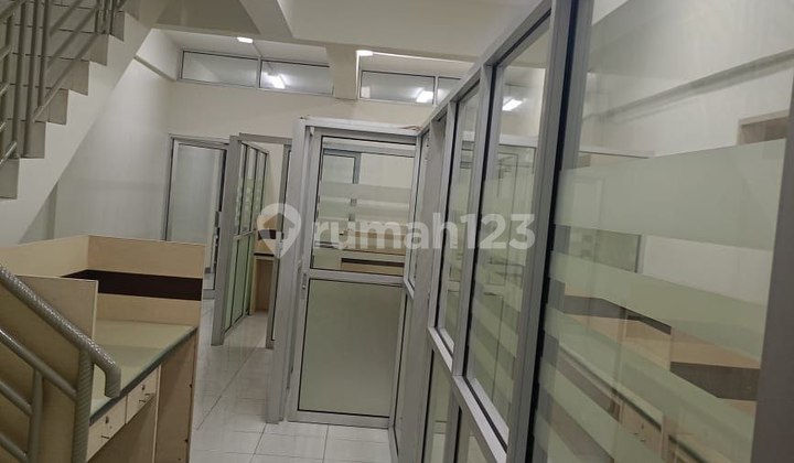 Good 3-Storey Shop House 280 m2 Kalimalang, Bekasi