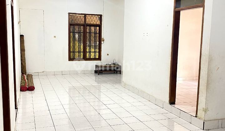 A House with Large Land and Yard in Margaasih, Suitable for Boarding Houses or Residential Homes. 2