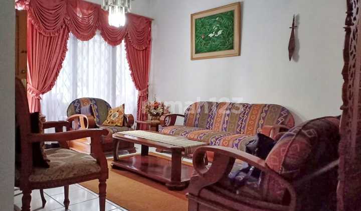 Rumah Gaya Kontemporer Memiliki Backyard dan Halaman Yg Luas 2