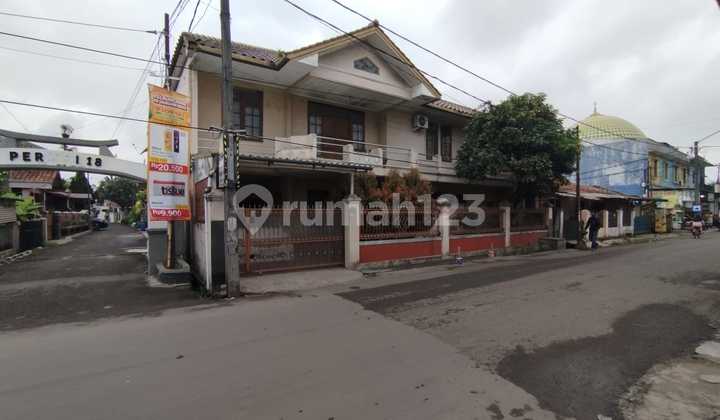 Rumah Mewah di Jalan Utama Komplek Cocok untuk Investasi