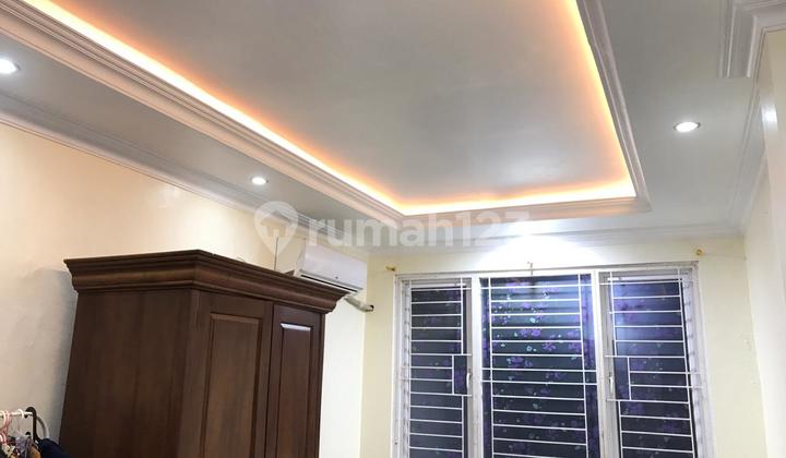 Rumah Mewah Nuansa Putih di Mainroad 3 Menit ke Tol 2