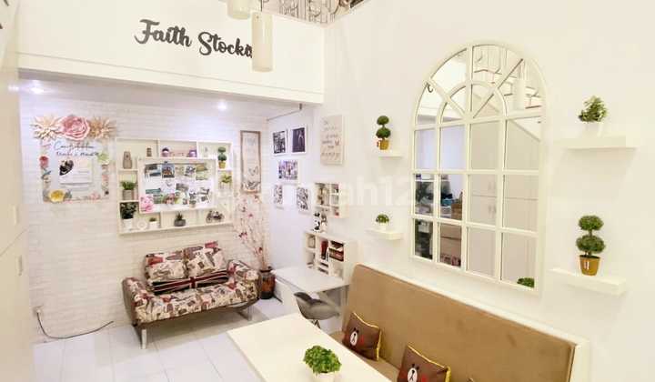 Rumah Ala Cafe Instagramable dengan Gaya Townhouse di Sayap Tki