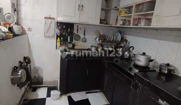 Rumah Cantik dengan Ornamen Kayu Jati di Hampir Setiap Sudut Ruangan,Menambah Kesan Klasik Nan Elegan,Lingkungan Aman dan Nyaman dengan Onegate System 2