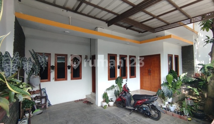 Rumah Cantik dengan Ornamen Kayu Jati di Hampir Setiap Sudut Ruangan,Menambah Kesan Klasik Nan Elegan,Lingkungan Aman dan Nyaman dengan Onegate System Rumah Cantik dengan Ornamen Kayu Jati di Hampir Setiap Sudut Ruangan,Menambah Kesan Klasik Nan Elegan,Lingkungan Aman dan Nyaman dengan Onegate System