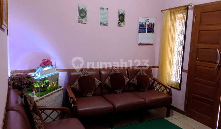 Rumah dengan Halaman Yg Cukup Luas di Sayap Tki 2