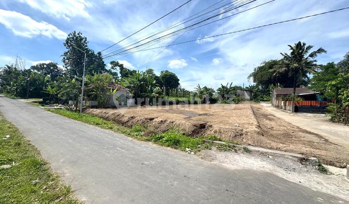 Cheap Sale of Land in Sleman by the Roadside, Hook Position