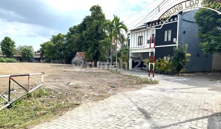 Premium Location, Just a Step Away from UGM Ringroad. Premium Location, Just a Step Away from UGM Ringroad.