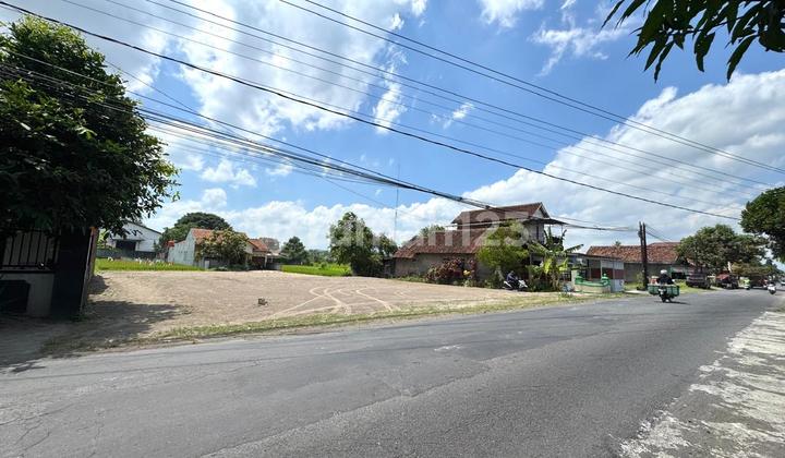 Wide Asphalt Roadside, Cheap Land in Berbah Sleman Wide Asphalt Roadside, Cheap Land in Berbah Sleman