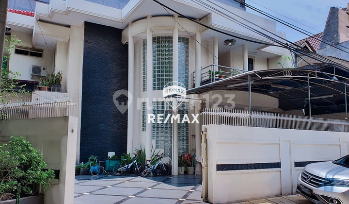 FOR SALE LUXURY HOOK HOUSE NEAR KELAPA GADING MALL