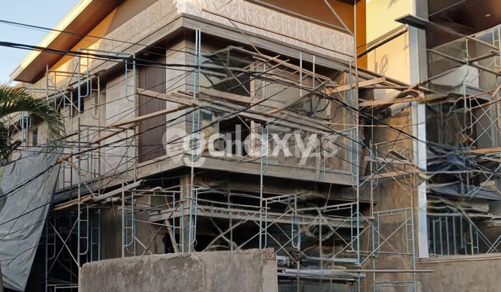 New Brand Home in the Strategic Manyar Area Near MERR KERTAJAYA 2