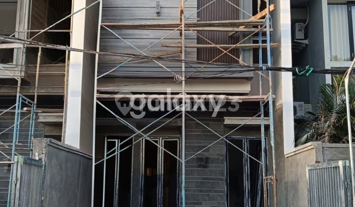 New Brand Home in the Strategic Manyar Area Near MERR KERTAJAYA