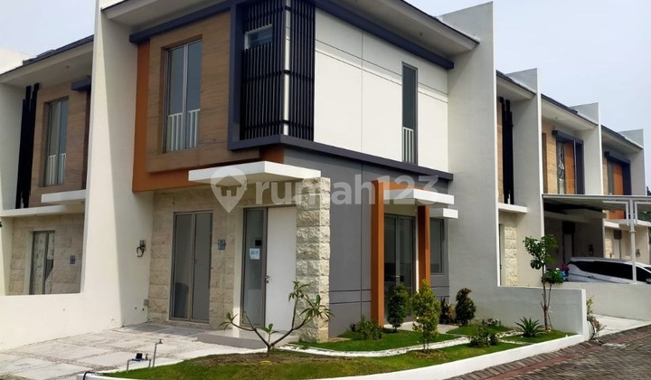 Two-story Greenland House Menganti Driyorejo 2