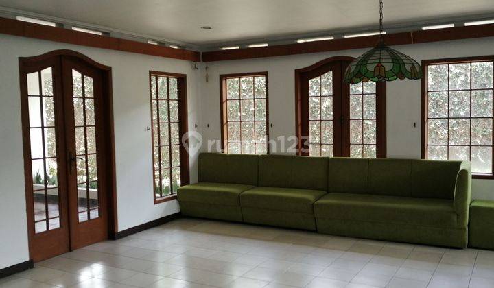 Rumah 2 lantai dengan 3 lapangan tenis outdoor view kota Bandung 2