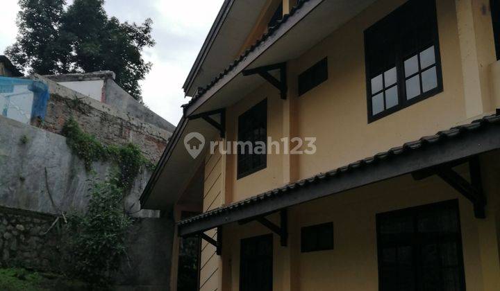 Rumah 2 lantai dengan taman luas di daerah Dago 2