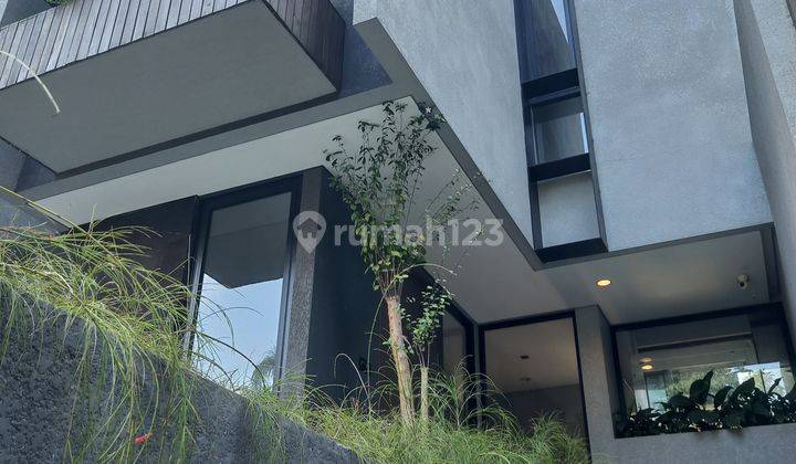 Rumah dengan Fasilitas Lift TERMURAH di Permata Hijau 1