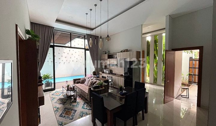 Rumah Mewah Semi Furnished dengan kolam renang di dalam di Area Cipayung, Jakarta Timur RR055 2