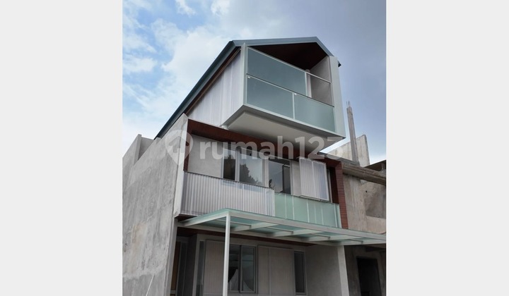 Rumah Townhouse Fasilitas Taman Pribadi Split Lavel di Meruya Selatan