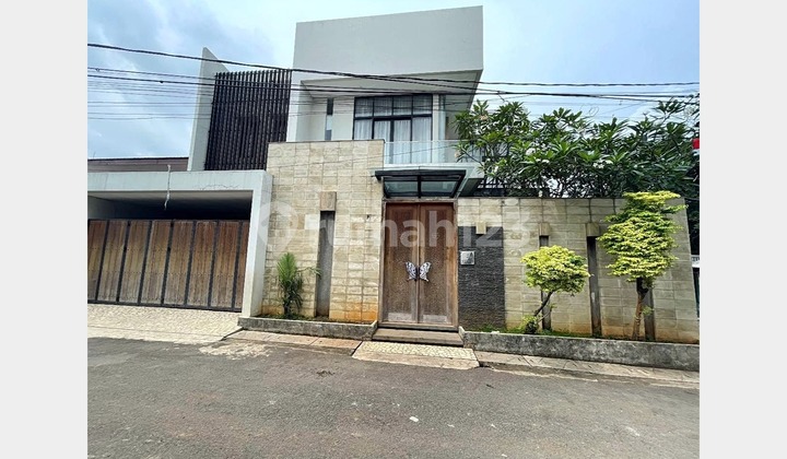 Rumah Mewah Semi Furnished dengan kolam renang di dalam di Area Cipayung, Jakarta Timur RR055