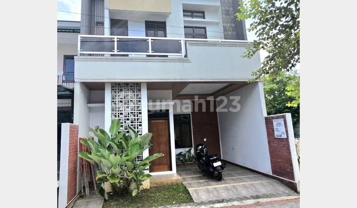Rumah + Swimming Pool dan Rooftop Luas Dekat Tol Brigif di Area Jagakarsa RR170