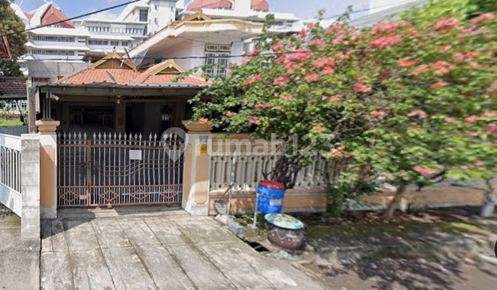 Strategic 2-Storey House, SHM, in Siwalankerto Near Petra 85631 Strategic 2-Storey House, SHM, in Siwalankerto Near Petra 85631