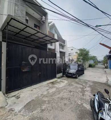 Dijual Rumah with Pool Indoor 3 Lantai di Taman Ratu  1