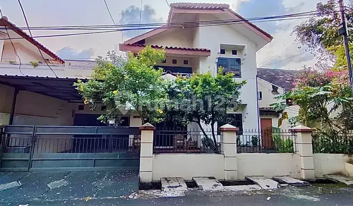 Dijual Rumah 2 Lantai Akses Lengkap Siap Huni di Taman Meruya Illir, Kembangan - Jakarta Barat