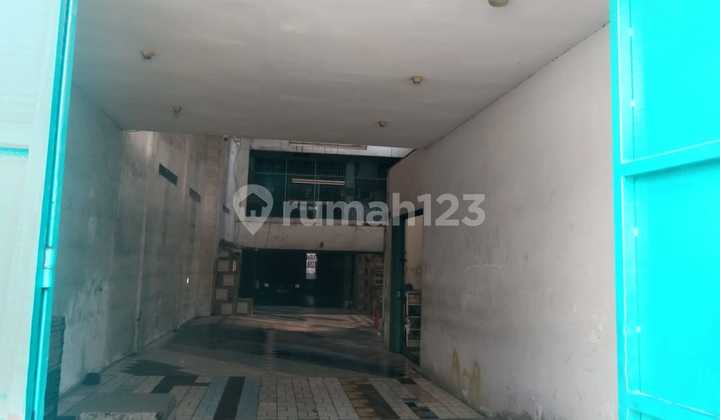 For Rent: Ready-to-Use Shop House, Prime Location on Main Road, Jembatan Besi Area, West Jakarta 2