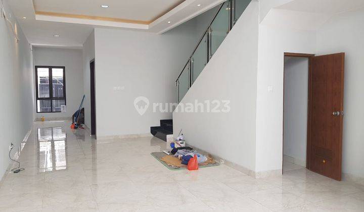 Dijual Rumah Cantik 2 Lantai di Taman Ratu 1