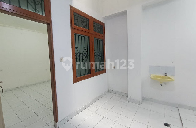 For Sale Strategic Town House on Tomang Raya Street, West Jakarta 2