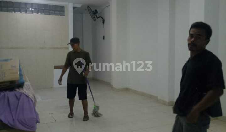 For Sale 4.5-Story Shop House Ready to Use on Tambora VIII Street, West Jakarta 2