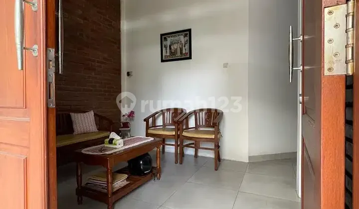 Dijual Rumah 2 Lantai Rapih Siap Huni di Perumahan Taman Meruya Ilir Kembangan Jakarta Barat