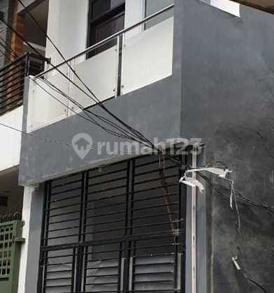 For Sale 3-Story House Ready to Occupy on Jalan Kerajinan 2 Tamansari West Jakarta 2