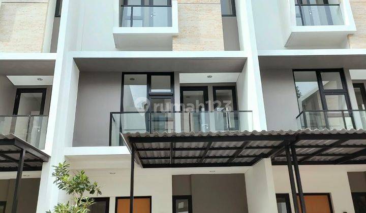 RUMAH 3 LANTAI DI BSD SIAP HUNI 1