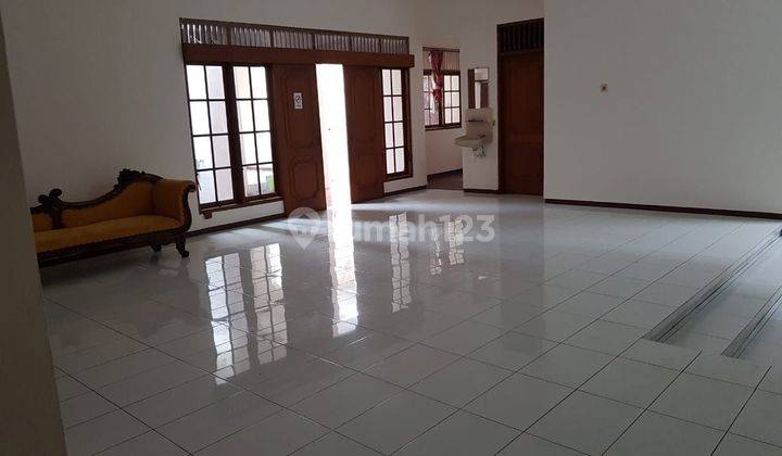 Disewakan Rumah Besar Caturtunggal cocok kantor/Rumah tinggal dekat UGM,UNY,Al Azhar,Pakuwon mall  2