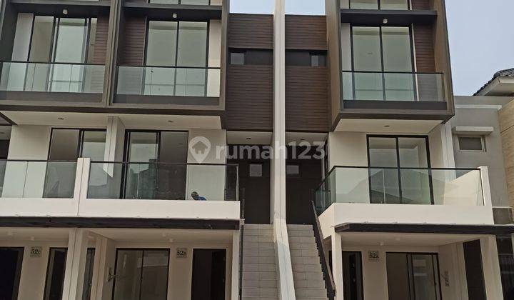 DISEWAKAN RUMAH 3 LANTAI UKURAN 5X15 SEMI FURNISH DAPAT 4 AC 1
