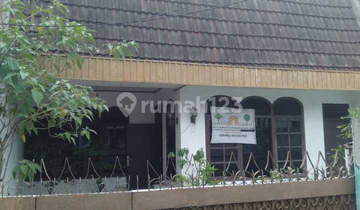 Di Jual Rumah Tua dengan Lokasi Cukup Bagus di Kebayoran Baru