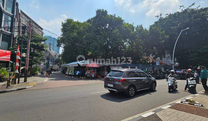 Rumah di Jl. Bulungan, Tanah Strategis Zona Komersial Prime, SHM 2