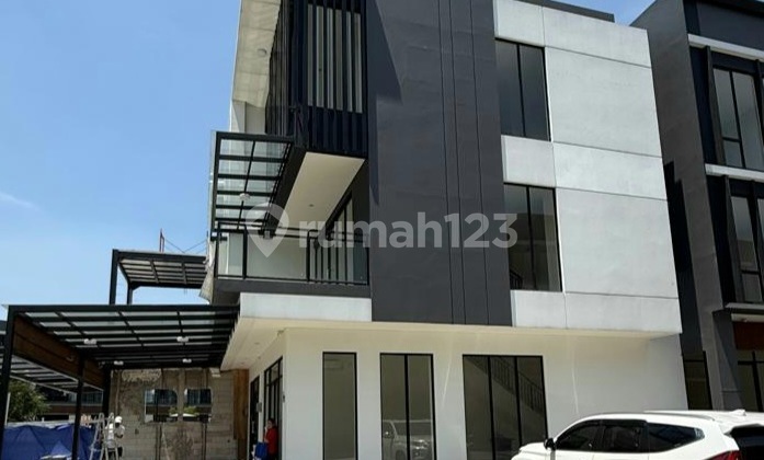 Very Strategic Location !! For Sale Shophouse Hook Facing Main Boulevard Hamton Avenue Gading Serpong