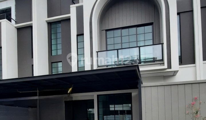 Disewakan Semifurnish, Hiera Welton Rumah 3 Lantai Ada Kitchenset Lokasi Bsd City