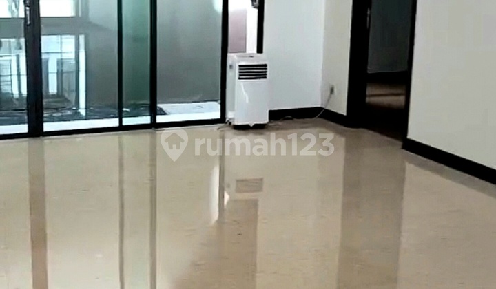 Disewakan Semifurnish, Hiera Welton Rumah 3 Lantai Ada Kitchenset Lokasi Bsd City 2