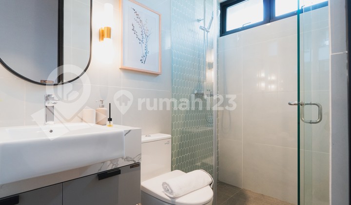 High Investment! Aesthetic Design With Premium Facilities, Swimming Pool And Gym, Easy Access, House In Gading Serpong.