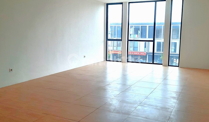 Modern 3-Storey Shop House with Separate Stairs on Each Floor, Close to Lentera School, Flood-Free 2