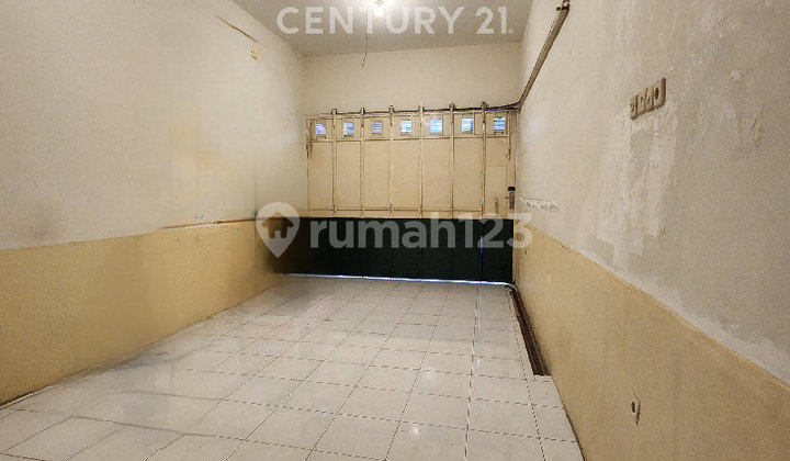 Shop House Suitable for Business Strategic Location Shop House Suitable for Business Strategic Location