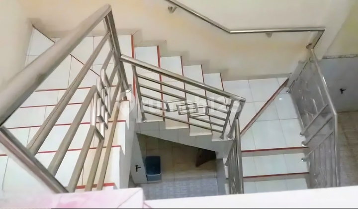 Shop House on the Side of the Main Road with Large Vehicle Access